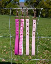 Load image into Gallery viewer, Pink Checkmate Traffic Handle